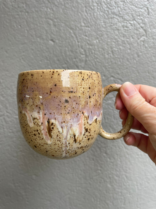 Buttet krus med hank