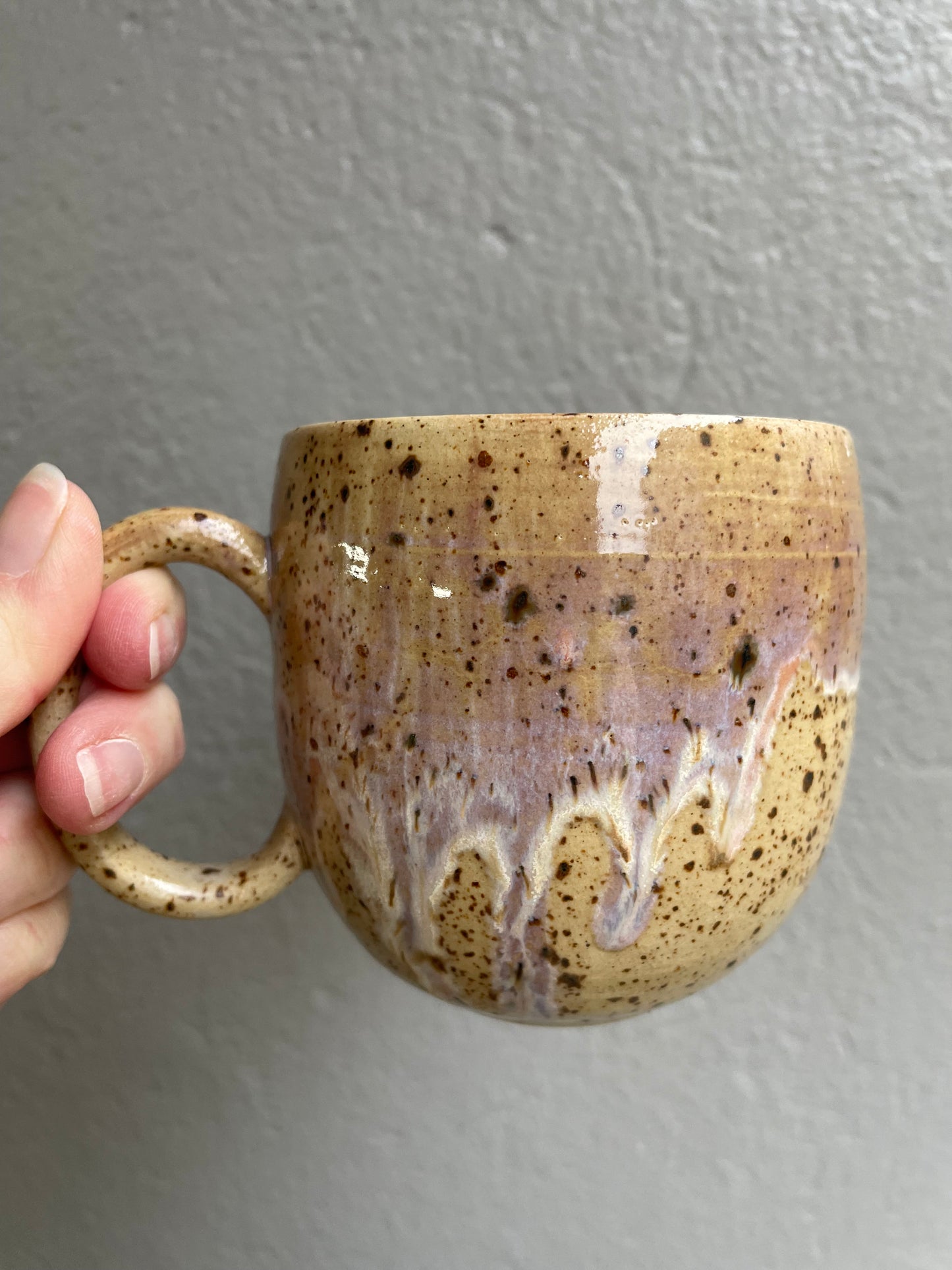 Buttet krus med hank