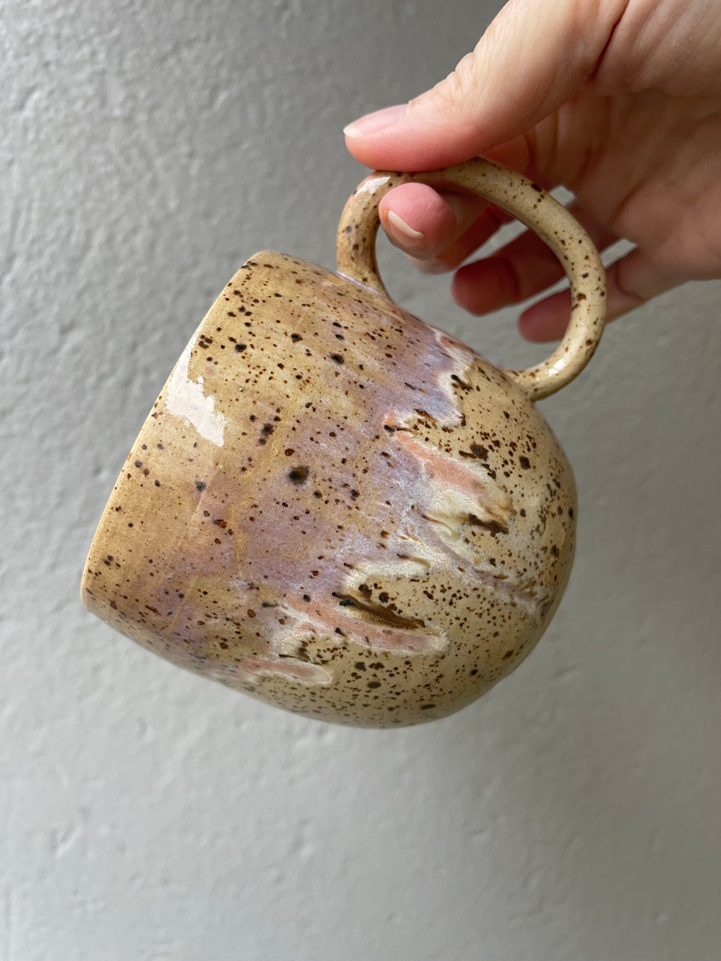 Buttet krus med hank